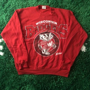 Vintage Wisconsin Badgers sweatshirt  - Vintage amerikansk fotbolls sweatshirt från 80/90 tal Skick: 6/10 (bra skick förutom cracking på trycket samt lite nopprig) finns ingen storlek på den men skulle säga att den passar som en M (modellen är ca 184/185)