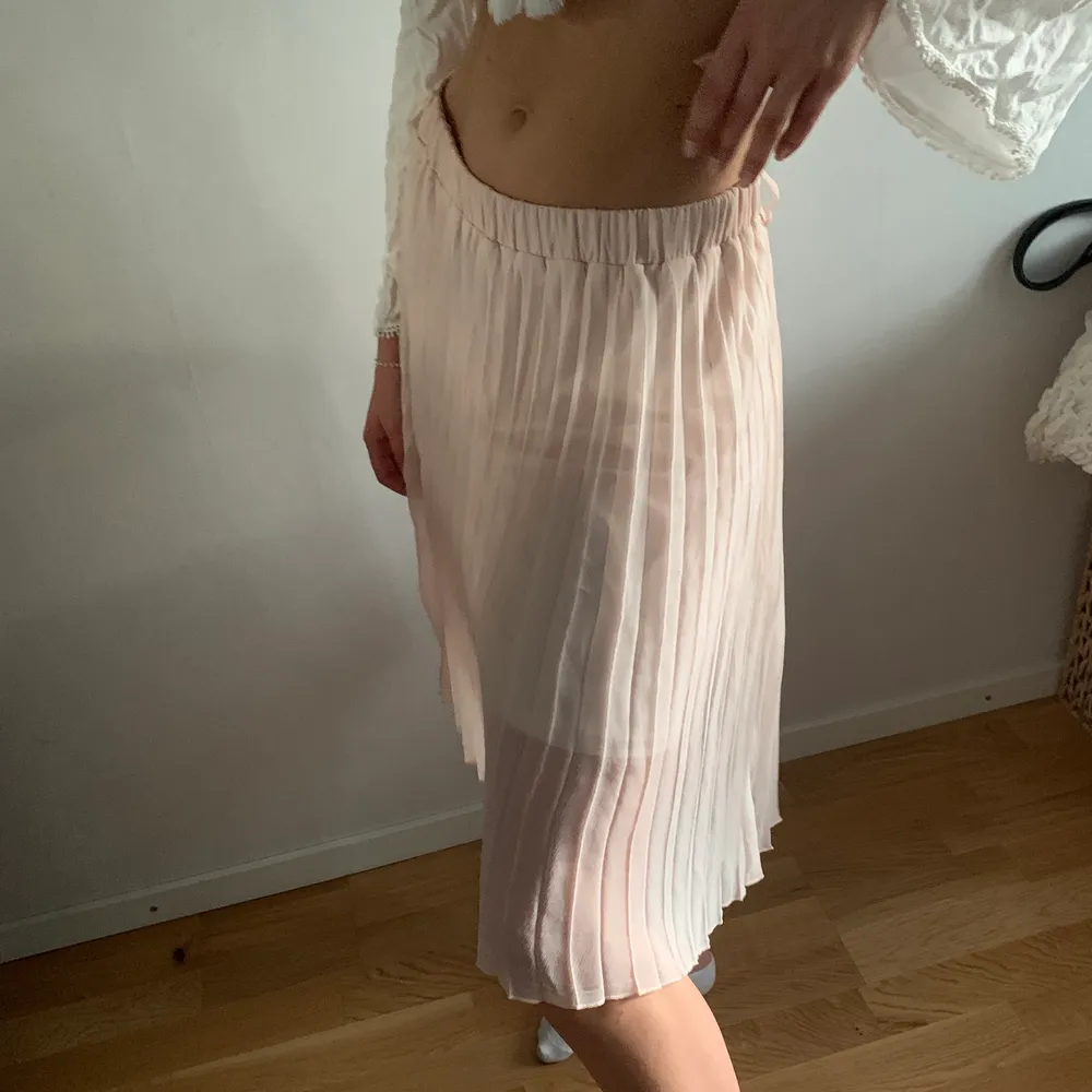 Fin rosa plisserad kjol från Nelly. Kan mötas upp i Göteborg annars betalar köparen frakten:). Kjolar.