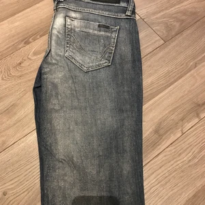 Jeans  - Jeans från Only i strl 27/34. Använda en gång och är i fint skick. Köparen står för eventuell frakt. 