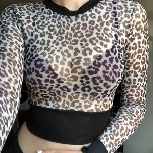 Leopard croptop - Använd men fint skick. Genomskinlig som bilden visar. Lite tight i armarna 