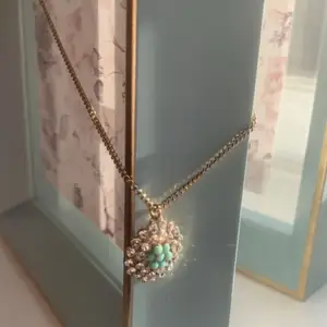 Ljus blå blom halsband i diamanter, från H&M