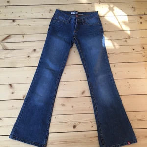 Edc jeans  - Edc jeans köpte på loppis. Bra skicka men en liten fläck på benen som man inte tänker på. Storlek 34. Skriv för mer bilder