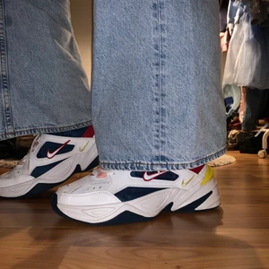 Nike M2K Tekno - Trendiga och jättesköna Nike-skor! Väldigt sparsamt använda. Är storlek 41 men passar perfekt på mig som brukar ha 40. Nypris: ca 1100kr 