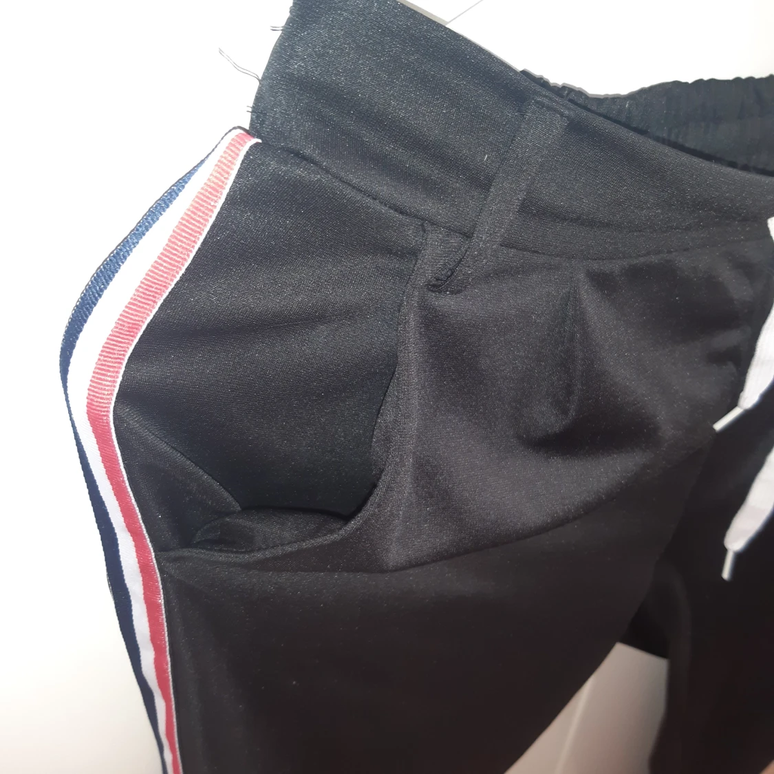 Coola byxor med färgdetalj på sidorna - 91