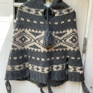 Odd Molly Poncho st 1  - Så mjuk. Färg: grå/ ljus ljus beige. Storlek 1. Kan bäras av både 36 och 38. MTerial: 80% baby alpacka 20 % akryl. Aldrig använd. Mycket fint skick. Frakt 📦 66kr. Auktion: startpris 75kr. Säljs inte under 300 kr.