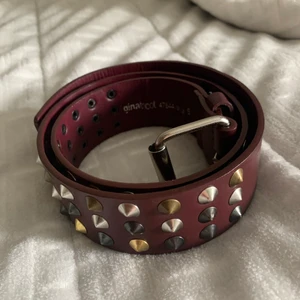 Bälte med nitar - Snyggt bälte med nitar, ursprungligen från ginatricot. I storlek S. Köparen står för frakten. ❤️