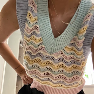 Färgglad topp! - Superfin topp💗 lappen sitter inte kvar men den är aldrig använd då jag inte har haft något tillfälle att använda den💚