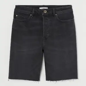 En svart jeans från hm . Aldrig använd ( fick den som present Säljer för att det är fel storlek. Priset kan diskuteras 
