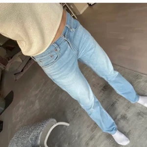 Vintage Levis jeans - Lägger upp mina vintage lågmidjade Levis jeans igen då köparen slutade svara. Köpte här på plick, men tyvärr för stora på mig❤️ Så fina o lågmidjade! Skulle säga att de motsvarar en 38 i midjan, och är 81 cm i innerbenet! Frakten ingår ej i priset, lagt bud är lagt!