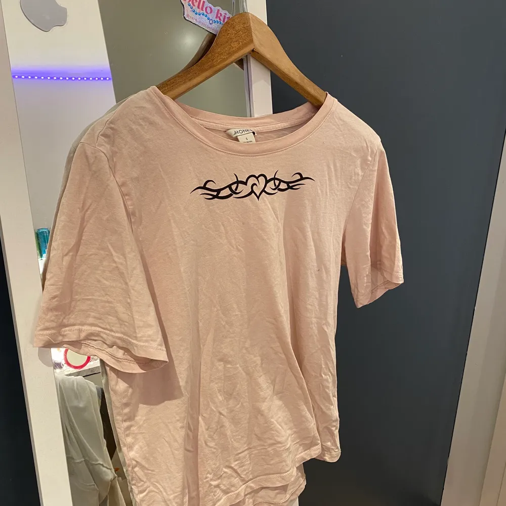Fin t-shirt med y2k-tryck. Färgen är lite mer rosa i verkligheten. Skönt, lite tunnare material. Skriv för fler bilder eller frågor💕. T-shirts.