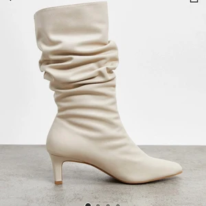 NAKD klackar💕 - Säljer mina HELT OANVÄNDA 6 cm stövletter från NA-KD, skriv för bild på skicket!!! ( precis som nya, därav bilder från hemsidan). Strl 39 å sitter som en smäck på trots att skinn boots kan vara lite trånga å få på (passar från strl 37 med skulle jag säga)❤️ nypris: 700 kr & mitt pris: 300 kr + 100 kr frakt ( resten lägger jag ut själv)💕. Skokartong osv gör frakten dyrare🥳