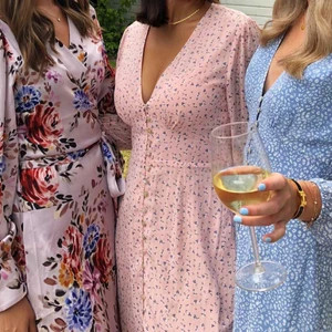 Adoore klänning  - Säljer nu min fina adoore klänning i rosa! Storlek 38!! Ej säker på priset då den endast är använd två gånger!  MÅNGA INTRESSERADE SÅ DET BLIR EN BUDGIVNING!