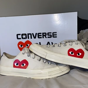 Comme des Garcons X Converse Low - Jag säljer ett par CDG converse storlek 41,5. Skorna är lite smutsiga men mest så är det skosnörena som är smutiga. Säljer dom eftersom dom inte passar mig och så har jag ingen användning av dom. Orginaltrogen pris är runt 1700. Pris kan diskuteras 