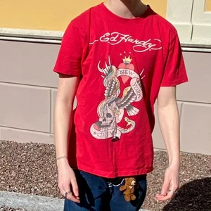 Ed Hardy t-shirt - ÄKTA Ed Hardy tisha, oldstyle CLASSIC. Fett snygg i röd färg. Sitter snyggt oversized på mig som vanligtvis bär S. För fler bilder skriv privat! 👊😃💯