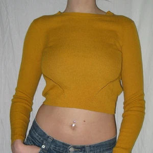 Tröja - Snygg och basic tröja som passar st xs/s. Köparen står själv för frakt eller så möts vi upp i Sthlm🌹