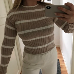 Beige tröja  - Säljer nu min aldrig använda tröja från NAKD. Den slutar vid byxkanten på mig som är 164 cm. Tröjan är i M men skulle säga att den motsvarar en S. Köparen står för frakten 💗