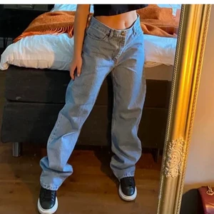 Levis jeans - Lägger upp dessa snygga jeans igen🤩🤩 (pga oseriös köpare). Första bilden är lånad och andra bilden visar hur de sitter på mig som är 172 💘. Modellen är 501. Buda från 400 eller köp direkt för 700 inklusive frakt! Köpta på Plick för 800 och använt väldigt sparsamt ✨☺️