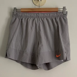 Nike träningshorts strl s - Nike träningshorts. Säljer då jag tyvärr växt ur dem. Använda men ser ut som nya. För fler bilder eller mer info kontakta mig