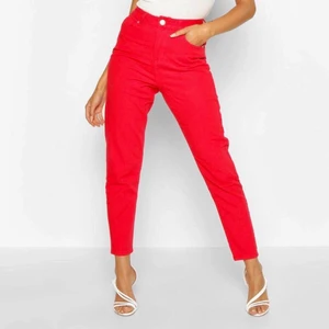 Red mom jeans boohoo stl 34/XS - Helt oanvända då dom tyvärr aldrig kommit till användning. Storlek 6 vilket motsvarar ungefär XS/34. 90 kr + frakt ✨✨