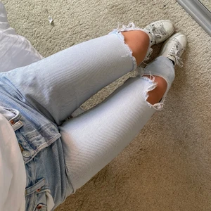 Baggy jeans - Säljer dessa sköna jeans, snygga och sitter baggy på mig som vanligtvis har s/36 i byxor💕jag är 160 lång!