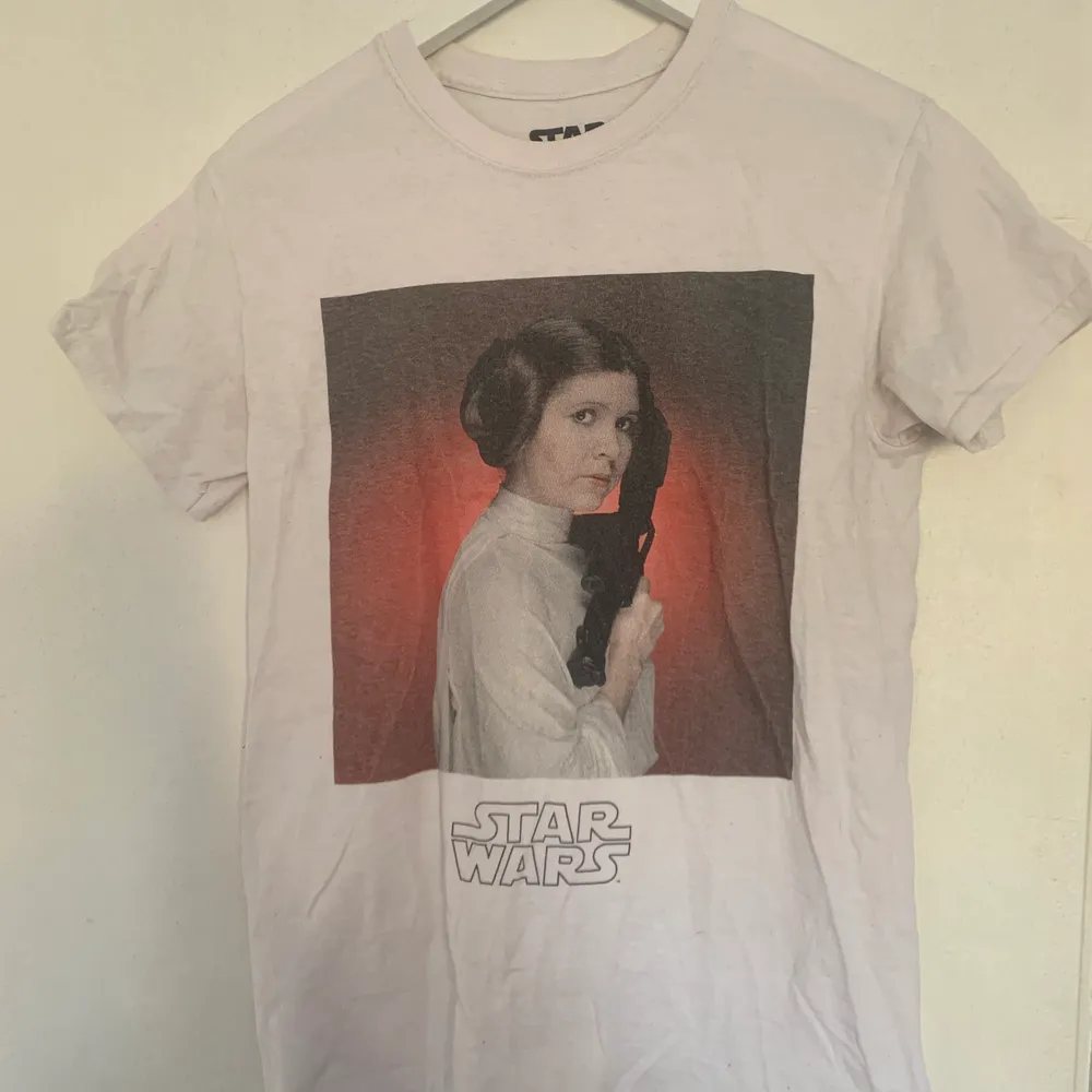 Jag säljer min underbara Star Wars T-shirt som inte kommer till användning. I fint skick! Normal i storleken.. T-shirts.