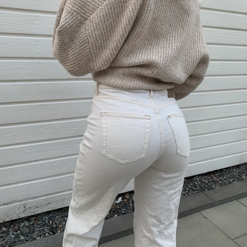 Väldigt somriga vita korta byxor super sköna (stretchiga ) å snygga , kan mötas upp eller frakta ❤️. Jeans & Byxor.