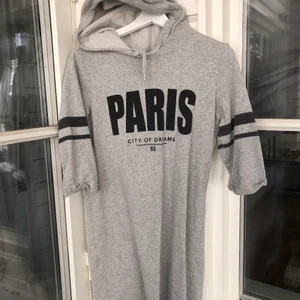 Grå klänning  - Grå känning med tryck, luva samt tre kvarts ärm. Köp på esprit, storlek M men passar mig som är small, beror på om du vill använda den som klänning eller längre tröja. Använd men hittar inga tecken på skada.