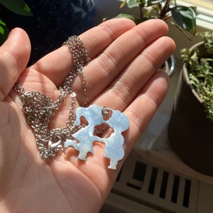  halsband  - Gulligt silverfärgat halsband av två personer som pussas. Har två styckna och ingen av de är använda så båda i fint skick🌶