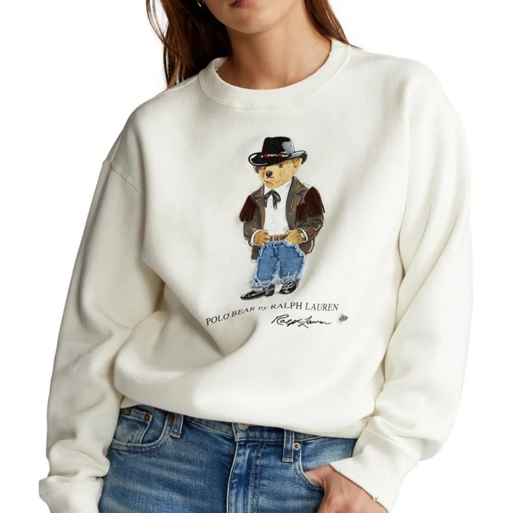 säljer vit Ralph Lauren cowboy bear sweatshirt, helt ny, prislapp är kvar. Nypris: 1895kr. men säljer billigare såklart:). Tröjor & Koftor.