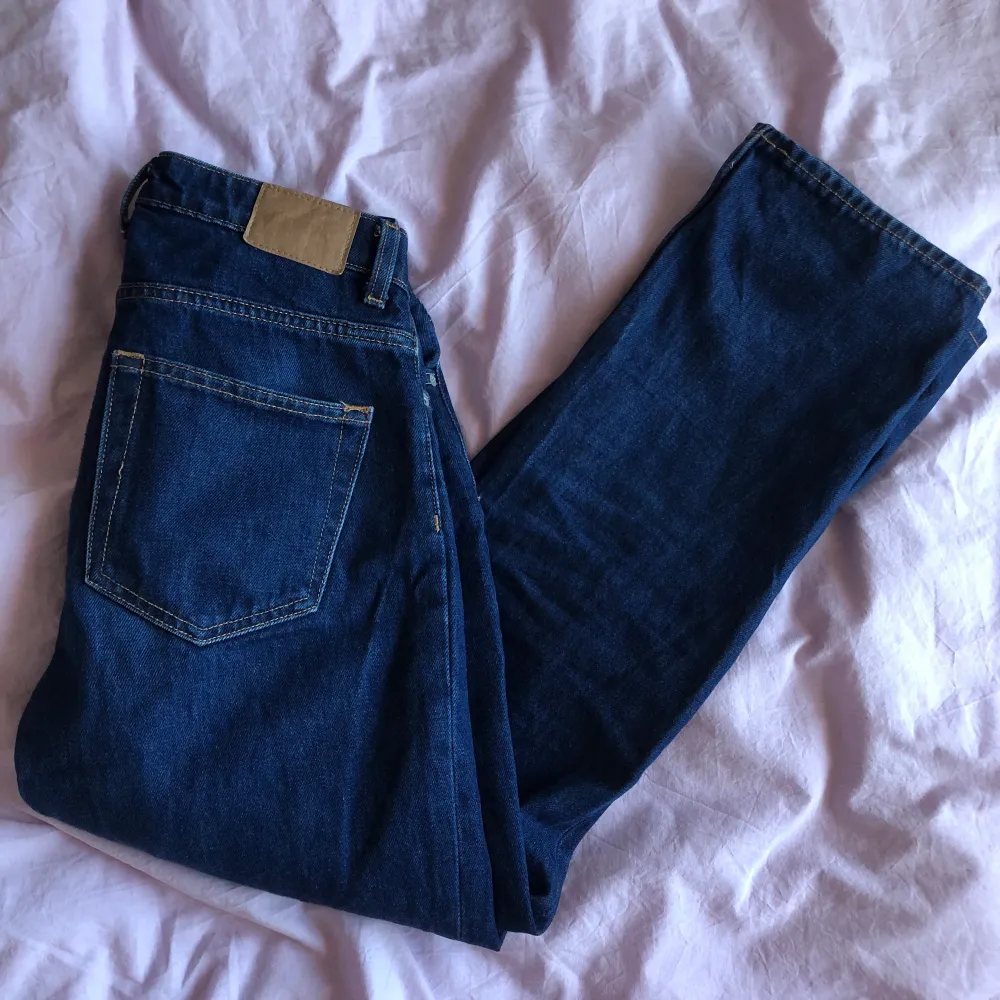 Säljer mina Weekday jeans, voyage river blue, för 300kr (köpta för 500kr) i storlek 27/28. De är i bra skick och är superfina. Säljer pga att de är lite för korta för mig i benen, jag är 174cm lång. Köparen står för frakt.. Jeans & Byxor.