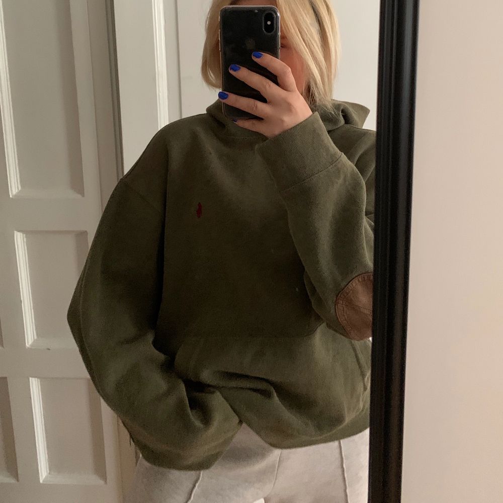 Hej! Säljer den här asfina hoodien som är helt vintage ifrån en hemsida som heter fatbuddha vintage🤎 Märket är Polo ralph lauren. Köptes för 26€ samt fraktkostnad och tull på tillsammans ca 20€. Jag har endast använd den 1 gång och eftersom den är köpt vintage finns en liten liten prick (fläck) högst upp till höger ungefär vid axeln. Inget som påverkar tröjans utseende enligt mig. Storleken är L men sitter lagom oversize på mig som vanligtvis är Xs-S. Hör av er vid intresse och ifall ni vill se fler bilder🌻. Tröjor & Koftor.