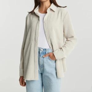 Manchester skjorta - Säljer nu min manchester skjorta . Det är ett väldigt fint klädesplagg som passar till de mesta 💖. Använd en gång så syns inga tecken på användning. Bilderna som vissas är lånade men skjortan ser exakt likadan ut som på bilderna. För frågor eller fler bilder skriv gärna till mig privat. Nypris 400kr 