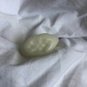 Ring - Hemmagjord ring som har ett blommönster i mitten. Den är ganska stor i storleken