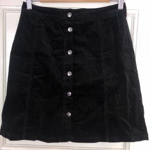 Manchester kjol - Svart kjol i Manchester med knappar som går att knäppa hela vägen upp. Aldrig använd! Köpt i nån affär utomlands och är därför osäker på storleken men skulle gissa M/L😊