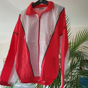 En vintage vindjacka - Säljer min söt och unik fashioned unisex vindjacka.l mycket bra skick och passar till allt. Passar xs_L.beror pa hur man vill ha på sig. Bud I kommenterna 