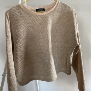 Beige stickad tröja - Beige stickad tröja från Bershka i såå mysigt material!Storlek XS. Superbra skick!