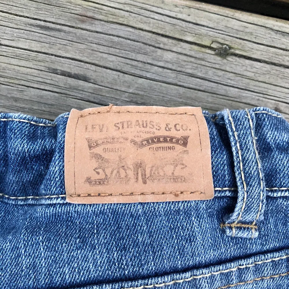 Low waist vintage Levis jeans som passar någon som är ca 160 och har stl 32-34. I ny skick. Köpta i USA. Frakt inte inkluderat💕 säljer pga att de är för små för mig. väldigt bra pris för vintage Levis! Andra säljer liknande till upp emot 1000kr! Om många är intresserade blir det budgivning💖. Jeans & Byxor.