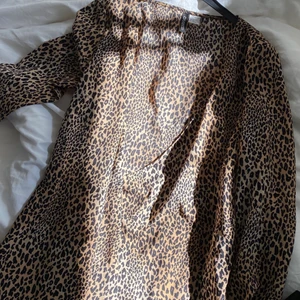 Leo klänning ifrån HM - Aldrig använd! Säljer pga liten i storlek. Är vanligtvis storlek 38 men 40 var tajt på mig! Köparen står för frakt 🤎