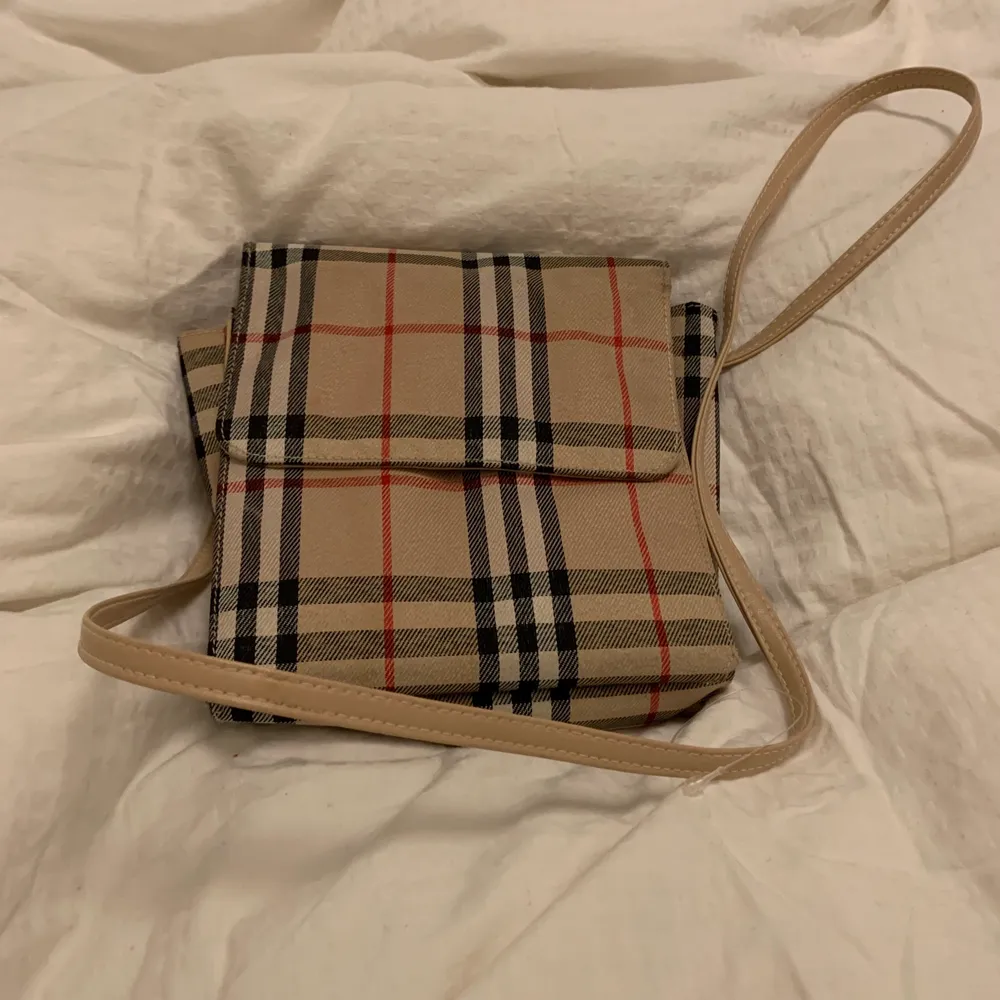 inspirerad crossbag burbery väska från humana. Väskor.
