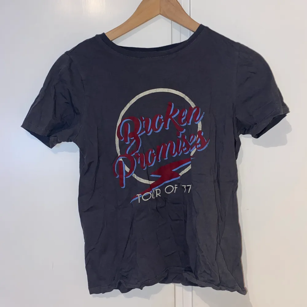 Grå t-shirt från Gina Tricot ”Broken promises”. Sparsamt och knappt använd. Kan samfraktas för en extra peng! . T-shirts.
