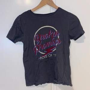 Grå t-shirt från Gina Tricot ”Broken promises”. Sparsamt och knappt använd. Kan samfraktas för en extra peng! 
