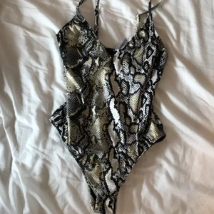 Högmidjad baddräkt  - Badräkt från Ginatricot i ormskinns mönster          Aldrig använd                                                           Storlek: M                                                                     Nypris: 299kr