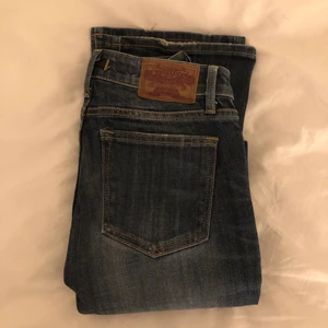 Lågmidjade bootcut jeans - Säljer nu dessa lågmidjade crocker jeans, som är för små för mig. Är i storlek 25, men skulle mer säga att de är i storlek 23-24. Om fler är intresserade sker budgivning❤️ 