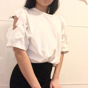 Vit tröja - Fin tröja i skönt material!! Storlek S! Köparen står för frakt 📩