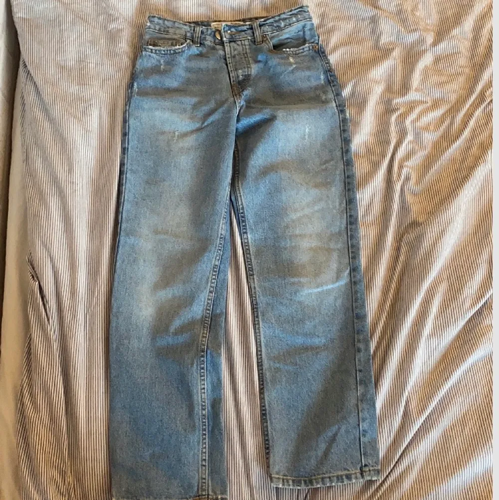 Ett par vintage straight fit jeans från stradivarius i storlek EUR 34. Knapp gylf och sitter snyggt på rumpan. Dessa är för små för mig så kan tyvärr inte visa med bild på. Passar mig i längden som är 160 cm. sann i storleken passar de som normalt har storlek XS/34 i jeans. Jeans & Byxor.