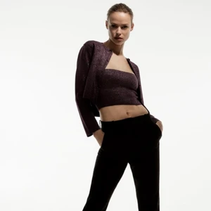 Matchande kofta och top från zara  - Helt ny kofta och matchande topp.  Lila glittrig och sitter bra på. Säljer på grund av att den tyvärr inte kommit till användning. Nypris: 359+159= 519, prislappar kvar. Koftan är i storlek M och toppen S. Är flera intresserade blir det budgivning😊