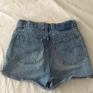 Vintage Levi’s jeansshorts | Storlek W24/25