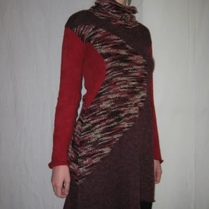 Långärmad  - En mycket fin långärmad tröja med olika tyger och mönster. Passar st M/S. Köparen står själv för frakt eller så möts vi upp i Sthlm🌹