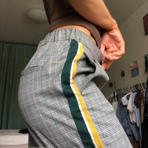 kostymbyxor  - kostymbyxor från zara!!! rutiga med en snygg detalj på sidan💘💘 har tyvär klipp bort lappen men rätt säker det är stl 34😌✨👍🏼