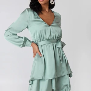 Klänning NAKD - Superfin klänning från NAKD x Josefin Ekström, använd 1 gång. Stl.36. Köpt för 399 kr men finns inte kvar på hemsidan lägre.